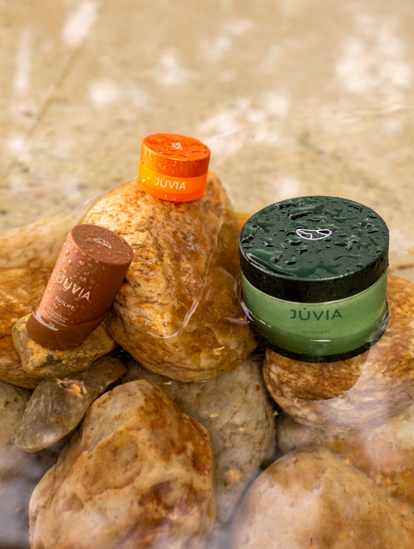 Cuidados com a pele no verão exigem equilíbrio: hidratação adequada, barreira fortalecida e rotinas que respeitam o calor. Entenda como adaptar o skincare à estação com constância e intenção.
